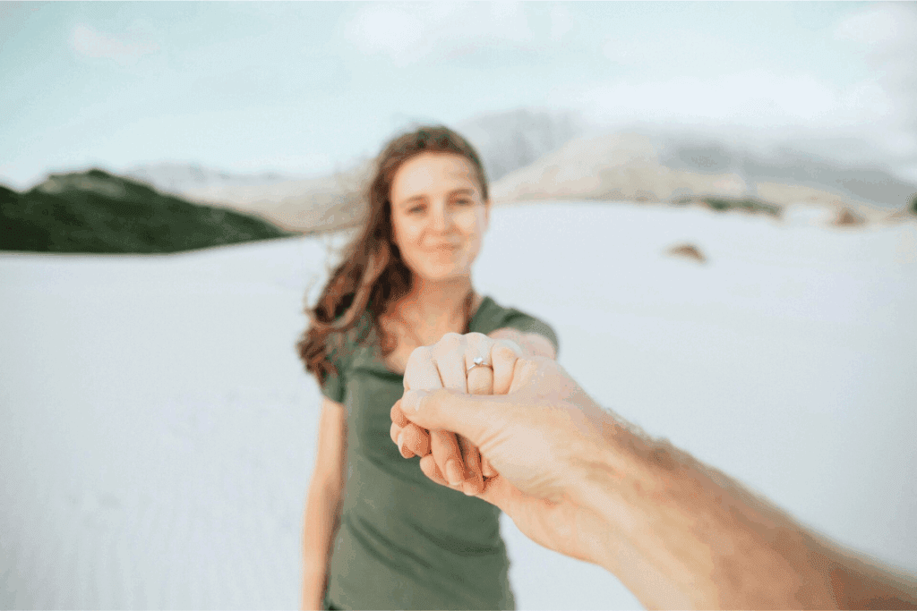Donne e conforto vanno di pari passo: una ragazza con un anello di fidanzamento rappresenta una relazione autentica in cui dare e ricevere sostegno diventa uno stile di vita.