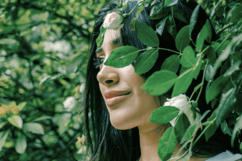 La ragazza solitaria tra il verde degli alberi simboleggia le donne e la solitudine, ma anche la ricerca di conforto dentro di sé.