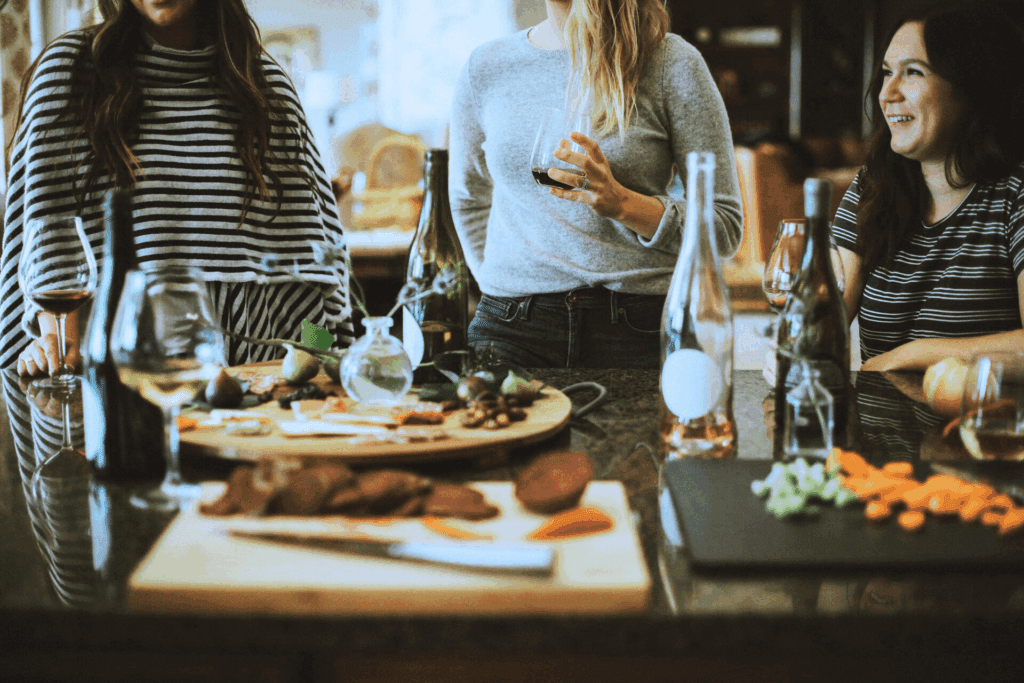 Le donne sono sedute attorno a un tavolo con del cibo, a simboleggiare la fame emotiva, ovvero il bisogno di conforto.