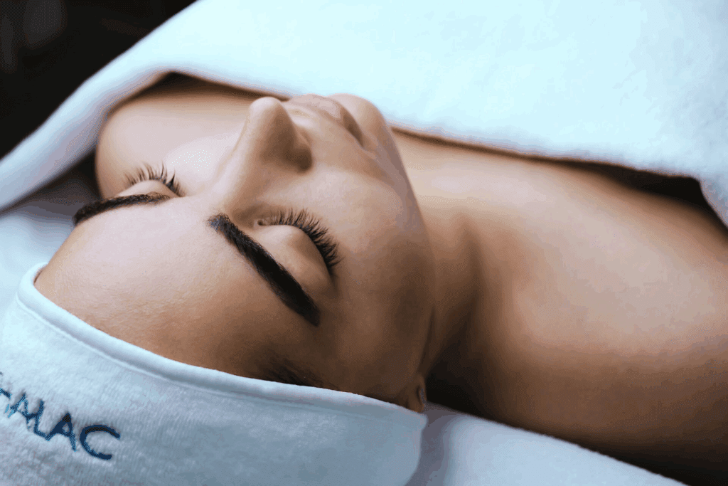 Una donna in cerca di conforto trasforma piccoli rituali, come bagni caldi, tisane e momenti di silenzio, in gesti che portano calma ed equilibrio nella vita di tutti i giorni.