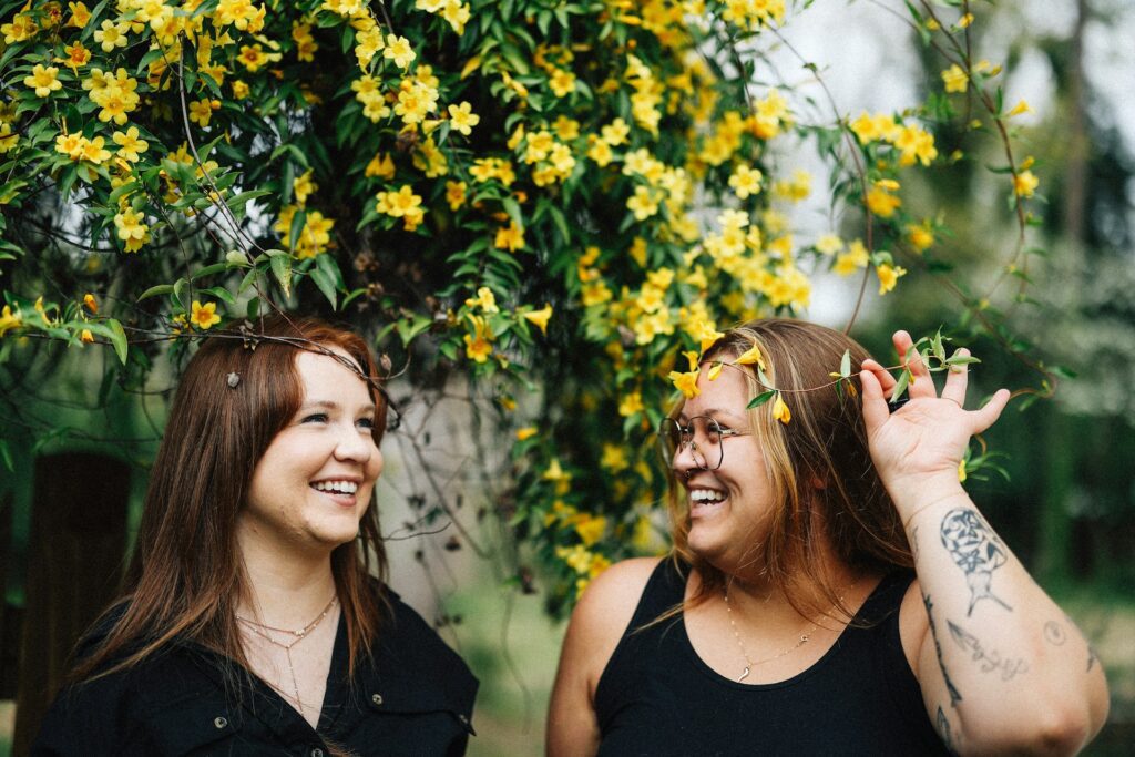 Donne di conforto ritratte mentre parlano e sorridono insieme, rappresentazione di sostegno emotivo e conforto tra donne.